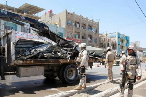 Lực lượng an ninh Iraq đứng canh gác sau một vụ đánh bom tại phía Bắc Baghdad, Iraq ngày 30/5 vừa qua. (Nguồn: Reuters)