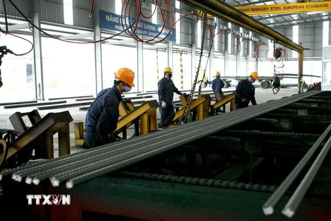Sản xuất thép cây tại Công ty cổ phần Sản xuất Thép Việt Đức thuộc Tập đoàn Thép Việt Đức. (Ảnh: Huy Hùng/TTXVN)