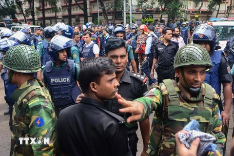 Cảnh sát điều tra tại hiện trường một vụ tấn công ở Dhaka. (Ảnh: AFP/TTXVN)