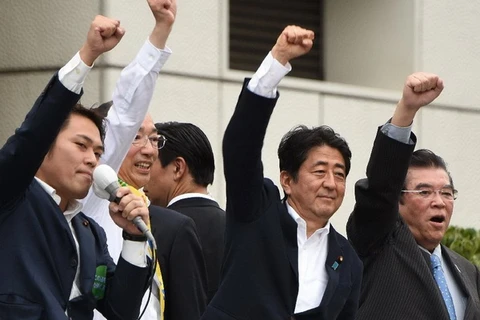 Thủ tướng Nhật Bản Shinzo Abe (ở giữa) trong chiến dịch tranh cử tại Tokyo ngày 9/7. (Nguồn: AFP)