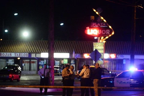 Các thám tử làm việc tại hiện trường sau vụ nổ súng khiến ba người chết gần Superior Liquor Store vào tối 8/7, ở San Bernardino của Mỹ. (Nguồn: sbsun.com)