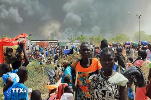 Người dân Nam Sudan chạy lánh nạn sau một cuộc đấu súng. (Ảnh: AFP/TTXVN)
