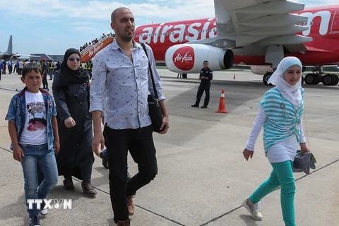 Người di cư Syria được đưa tới căn cứ không quân Subang, ngoại ô Kuala Lumpur ngày 28/5 vừa qua. (Ảnh: AFP/TTXVN)