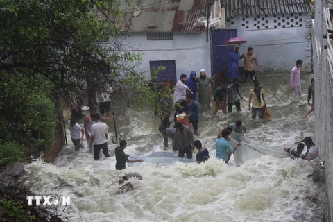 Cảnh ngập lụt sau những trận mưa lớn tại Bhopal, bang Madhya Pradesh, miền trung Ấn Độ ngày 9/7. (Ảnh: THX/TTXVN)