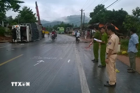 Hiện trường một vụ tai nạn giao thông liên hoàn trên Quốc lộ 20 - đoạn qua Lâm Đồng. (Ảnh: Nguyễn Dũng/TTXVN)