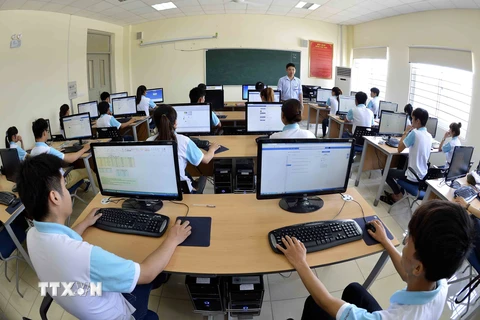 Sinh viên trong giờ học công nghệ thông tin. (Ảnh: Thanh Hà/TTXVN)