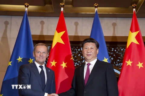 Chủ tịch Hội đồng châu Âu Donald Tusk (trái) và Chủ tịch Trung Quốc Tập Cận Bình (phải) trong cuộc gặp tại Hội nghị thượng đỉnh EU-Trung Quốc lần thứ 18 ở Bắc Kinh. (Ảnh: AFP/TTXVN)