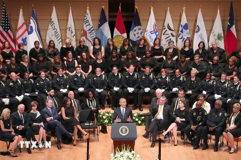 Tổng thống Mỹ Barack Obama phát biểu tại lễ tưởng niệm 5 cảnh sát thiệt mạng tại thành phố Dallas, bang Texas. (Ảnh: AFP/TTXVN)
