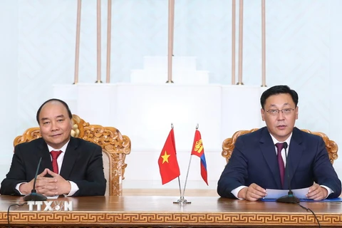 Thủ tướng Mông Cổ J. Erdenebat và Thủ tướng Nguyễn Xuân Phúc tại buổi họp báo chung sau khi kết thúc hội đàm. (Ảnh: Thống Nhất/TTXVN)
