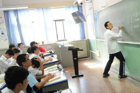 Một cậu học sinh ở Thượng Hải giải toán trên lớp. (Nguồn: AFP)