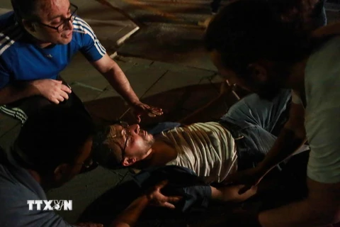 Chuyển người bị thương trên đường phố Ankara trong thời điểm diễn ra đảo chính, ngày 16/7. (Ảnh: AFP/TTXVN) 