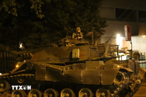 Xe tăng của quân đội Thổ Nhĩ Kỳ được triển khai trên đường phố Ankara trong thời điểm diễn ra đảo chính, ngày 16/7. (Ảnh: AFP/TTXVN)