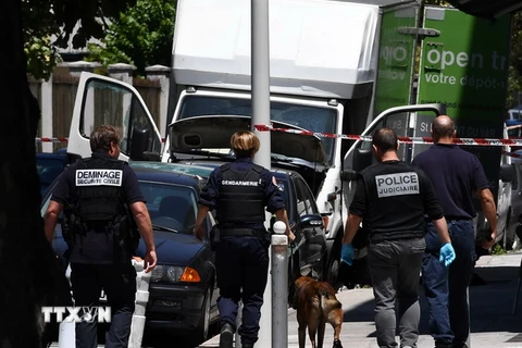 Cảnh sát Pháp điều tra tại khu vực gần hiện trường vụ tấn công ở Nice ngày 15/7 vừa qua. (Ảnh: AFP/TTXVN)