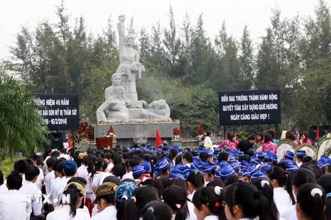 Lễ dâng hương tưởng niệm Ngày giặc Mỹ thảm sát 504 thường dân vô tội tại làng Tư Cung. (Ảnh minh họa: Thanh Long/TTXVN)