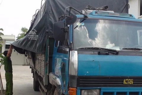 Bắt quả tang xe tải chở chất thải công nghiệp đổ ra khu dân cư