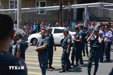 Cảnh sát Armenia phong tỏa các tuyến phố dẫn đến đồn cảnh sát Erebuni ở Yerevan ngày 18/7 vừa qua. (Ảnh: AFP/TTXVN)