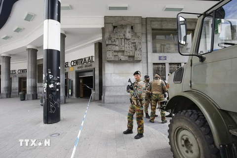 Binh sỹ Bỉ tuần tra tại khu vực phía trước nhà ga Gare Centrale ở thủ đô Brussels ngày 19/6 vừa qua. (Ảnh: EPA/TTXVN)