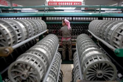 Một phụ nữ làm việc tại nhà máy dệt ở Bình Nhưỡng. (Nguồn: Reuters)