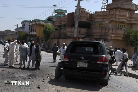 Lực lượng an ninh Afghanistan điều tra tại hiện trường một vụ đánh bom. (Ảnh: EPA/TTXVN)