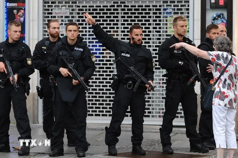 Cảnh sát đặc nhiệm Đức phong tỏa hiện trường vụ xả súng ở trung tâm thương mại Olympia tối 22/7. (Ảnh: EPA/TTXVN)