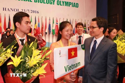 Phó Thủ tướng Vũ Đức Đam tặng hoa chúc mừng thành tích của thí sinh đoàn Việt Nam. (Ảnh: Quý Trung/TTXVN)