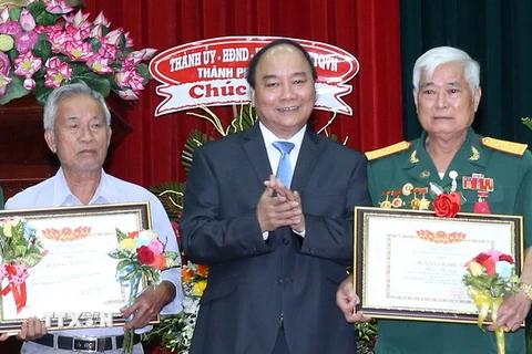 Thủ tướng Nguyễn Xuân Phúc tặng Bằng khen cho các đại biểu người có công với cách mạng tiêu biểu. (Ảnh: Thống Nhất/TTXVN)