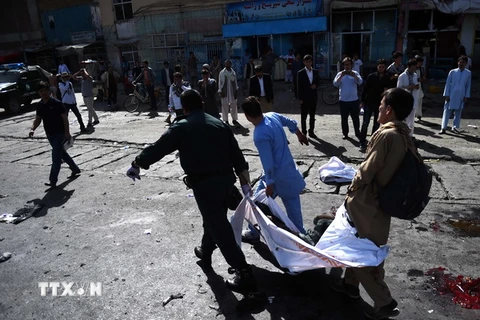 Chuyển thi thể nạn nhân tại hiện trường vụ đánh bom ở Kabul ngày 23/7. (Ảnh: AFP/TTXVN)