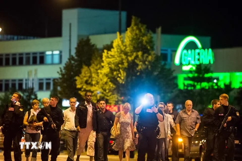 Người dân được sơ tán khỏi hiện trường vụ xả súng ở Munich tối 22/7. (Ảnh: AFP/TTXVN)