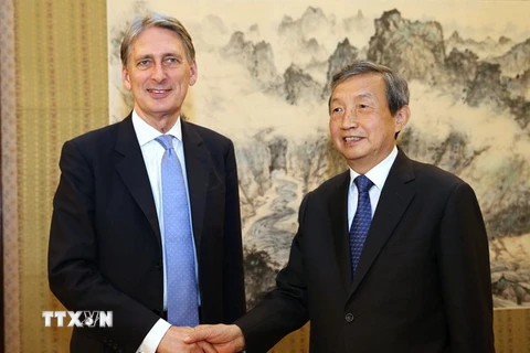 Bộ trưởng Tài chính Anh Philip Hammond (trái) trong cuộc gặp với Phó Thủ tướng Trung Quốc Mã Khải tại thủ đô Bắc Kinh ngày 22/7 vừa qua. (Ảnh: AFP/TTXVN) 