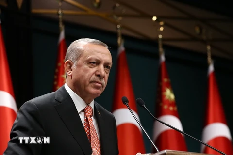 Tổng thống Thổ Nhĩ Kỳ Recep Tayyip Erdogan phát biểu tại Ankara ngày 24/7 vừa qua. (Ảnh: AFP/TTXVN)