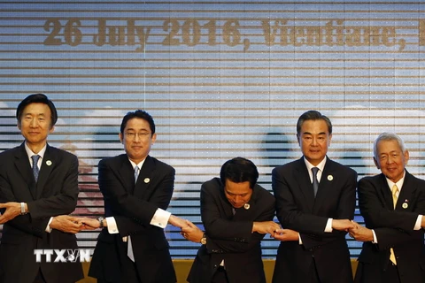 Ngoại trưởng Trung Quốc Vương Nghị (thứ 2, bên phải) chụp ảnh chung với các Ngoại trưởng ASEAN, Hàn Quốc và Nhật Bản tại hội nghị. (Ảnh: EPA/TTXVN)