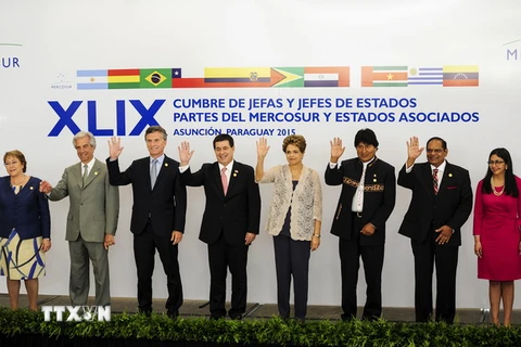 Lãnh đạo các nước thành viên Mercosur chụp ảnh chung tại hội nghị lần thứ 49 tại thủ đô Asuncion, Paraguay, tổ chức tháng 12/2015. (Ảnh: THX/TTXVN)