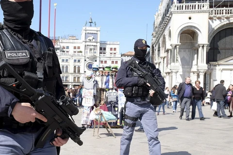 Cảnh sát Italy đeo mặt nạ tuần tra tại quảng trường St. Mark. (Nguồn: Reuters)
