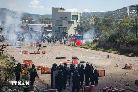 Cảnh sát Mexico triển khai để ngăn chặn những người biểu tình quá khích trong cuộc biểu tình của các giáo viên ở Oaxaca. (Ảnh: AFP/TTXVN)