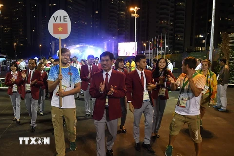 Đoàn Thể thao Việt Nam tham dự Olympic 2016 được chào đón trước Lễ thượng cờ tại Làng Olympic ở Rio de Janeiro, Brazil ngày 1/8. (Ảnh: AFP/TTXVN)