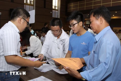 Thí sinh nộp hồ sơ đăng ký xét tuyển tại Thành phố Hồ Chí Minh. (Ảnh: Phương Vy/TTXVN)
