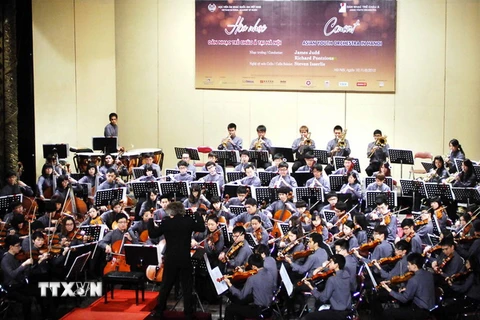 Chương trình hòa nhạc của Dàn nhạc trẻ châu Á năm 2013, tại Nhà hát lớn, Hà Nội. (Ảnh: Minh Đức/TTXVN)