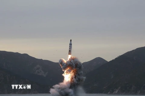 Tên lửa đạn đạo được phóng từ tàu ngầm ở một địa điểm của Triều Tiên. (Ảnh: EPA/TTXVN)