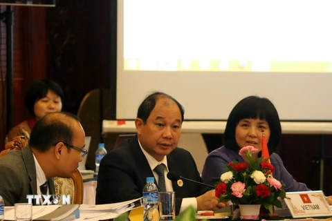 Thứ trưởng Bộ Công thương Việt Nam Nguyễn Cẩm Tú (giữa) tại Vientiane. (Ảnh: Phạm Kiên/TTXVN)