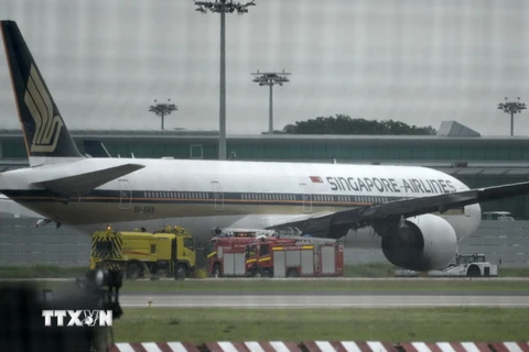 Máy bay Boeing 777-300ER của Hãng hàng không Singapore Airlines sau khi hạ cánh khẩn cấp tại sân bay quốc tế Changi. (Ảnh: AFP/TTXVN)