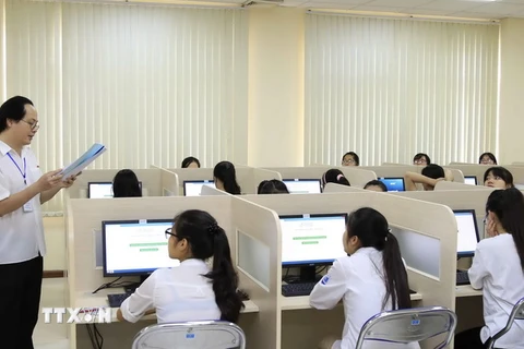 Giám thị phổ biến quy chế thi cho thí sinh trước giờ làm bài thi đánh giá năng lực môn Ngoại ngữ trên máy tính tại Đại học Quốc gia Hà Nội, sáng 5/5 vừa qua. (Ảnh: Quý Trung/TTXVN)