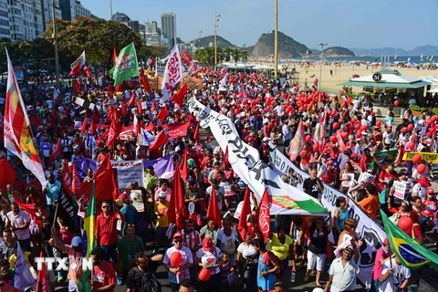 Cuộc biểu tình đã khiến giao thông dọc bờ biển Copacabana trở nên hỗn loạn. (Ảnh: AFP/TTXVN)