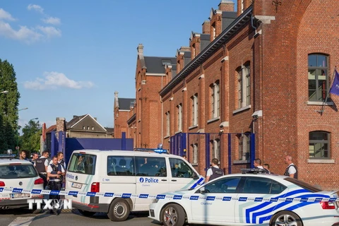 Cảnh sát Bỉ tuần tra tại khu vực xung quanh hiện trường vụ tấn công. (Ảnh: EPA/TTXVN)