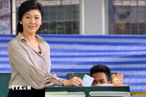 Cựu Thủ tướng Thái Lan Yingluck Shinawatra bỏ phiếu trong cuộc trưng cầu dân ý về dự thảo Hiến pháp ở thủ đô Bangkok ngày 7/8. (Ảnh: EPA/TTXVN)