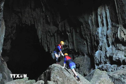 Không như nhiều hang khác, để tới được hang Tối trong quần thể Sơn Đoòng, du khách phải trải qua một chặng đường khó khăn mới đến được điểm ngắm tuyệt đẹp. (Ảnh: Minh Đức/TTXVN)