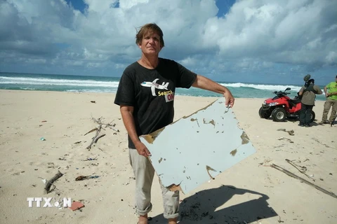 Mảnh vỡ được cho là của máy bay MH370 trên đảo Nosy Boraha, Madagascar. (Ảnh: EPA/TTXVN)