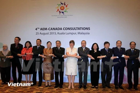 Các Bộ trưởng Kinh tế ASEAN và Bộ trưởng Thương mại quốc tế Canada (giữa, váy trắng) tại Hội nghị tham vấn ASEAN-Canada năm 2015. (Ảnh: Kim Dung/Vietnam+)