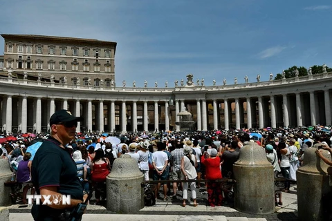 Cảnh sát Italy tuần tra tại khu vực Tòa thánh Vatican ngày 24/7 vừa qua. (Ảnh: AFP/TTXVN)