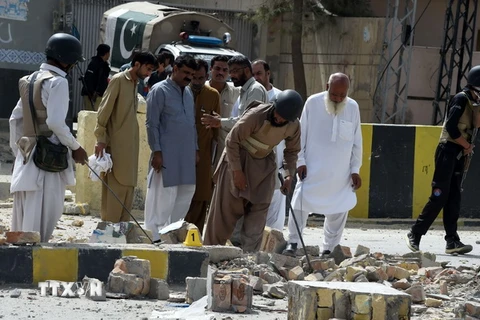 Cảnh sát điều tra tại hiện trường vụ đánh bom ở Quetta, thủ phủ tỉnh Balochistan, Tây Nam Pakistan ngày 11/8. (Ảnh: AFP/TTXVN)