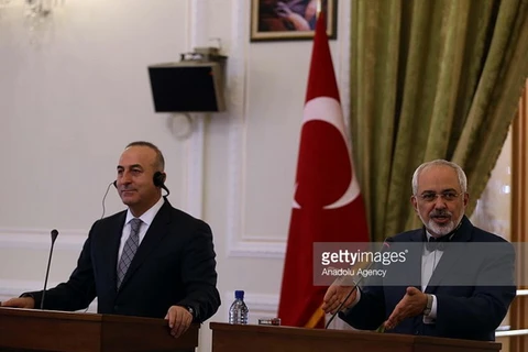 Ngoại trưởng Thổ Nhĩ Kỳ Mevlut Cavusoglu và người đồng cấp Iran ông Mohammad Javad Zarif, tại một cuộc họp báo chung ở Tehran, Iran, ngày 17/12/2014. (Nguồn: getty images)